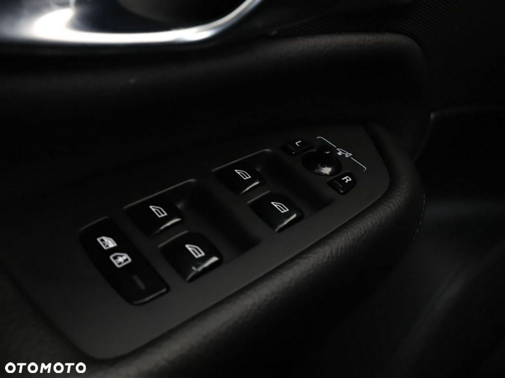 Volvo XC 90 B5 D AWD Momentum Pro - 37