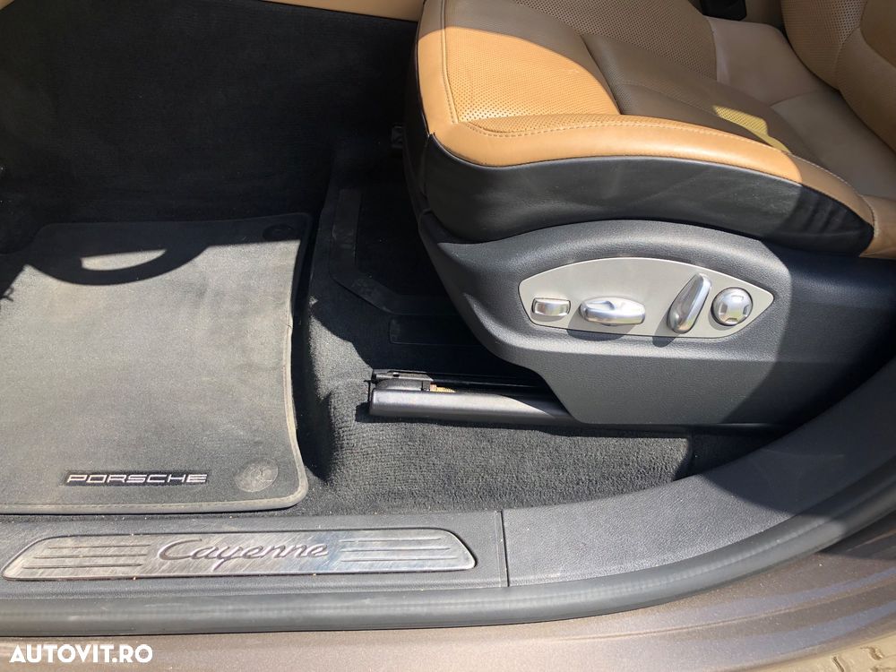 Porsche Cayenne 3.0 L V6 - 12