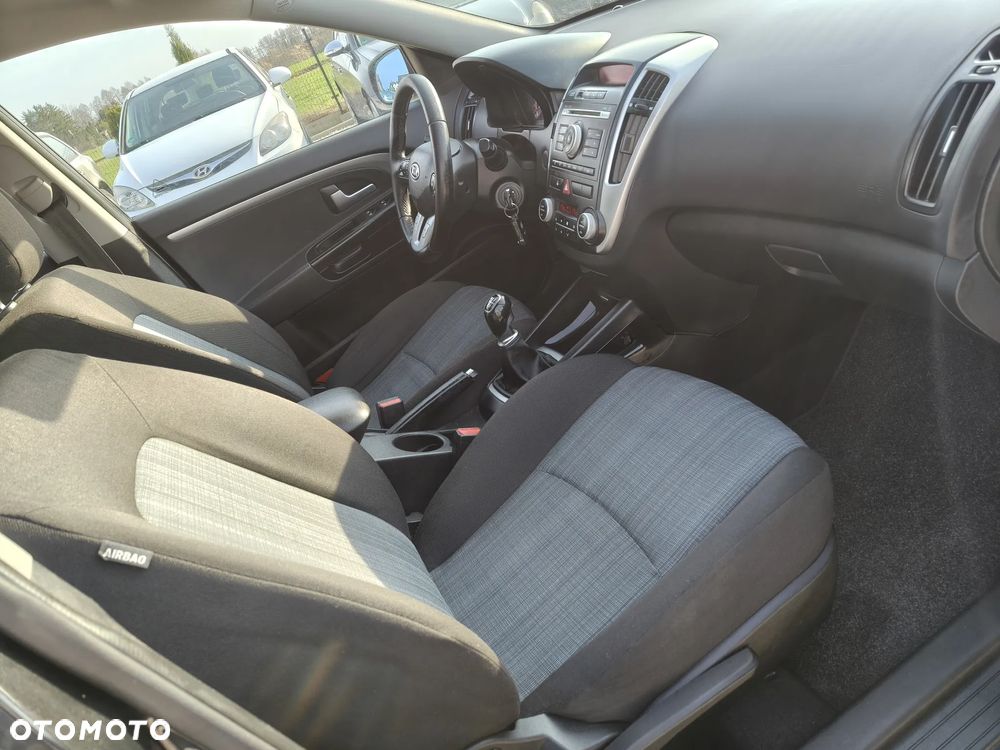 Kia Ceed 1.6 CRDi 90 ISG Spirit - 24