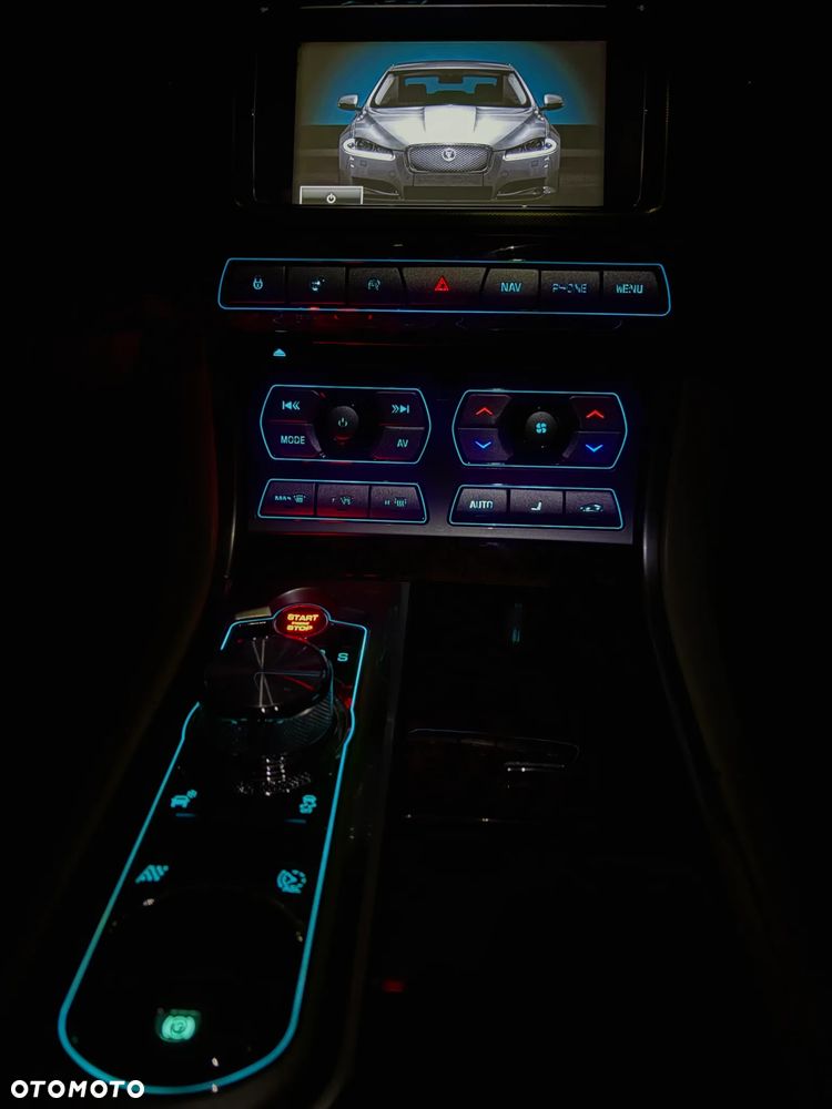 Jaguar XF 35t AWD Portfolio - 30