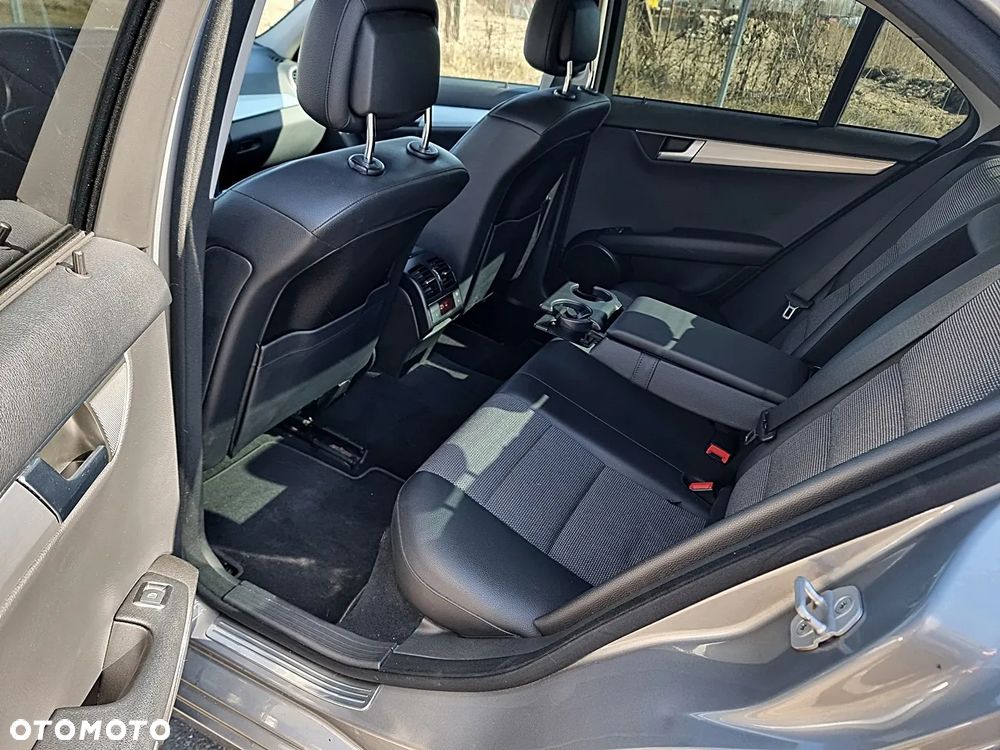 Mercedes-Benz Klasa C 180 CGI BlueEFFICIENCY Avantgarde - 23
