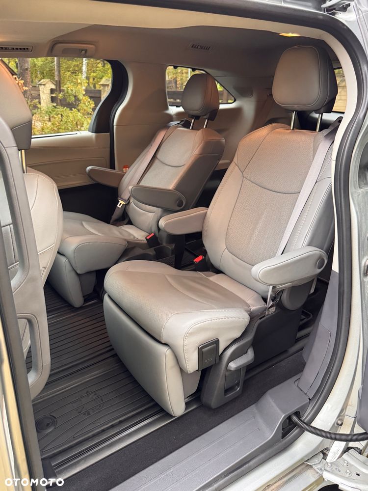 Toyota Sienna - 12