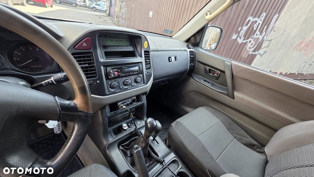 Mitsubishi Pajero - 25