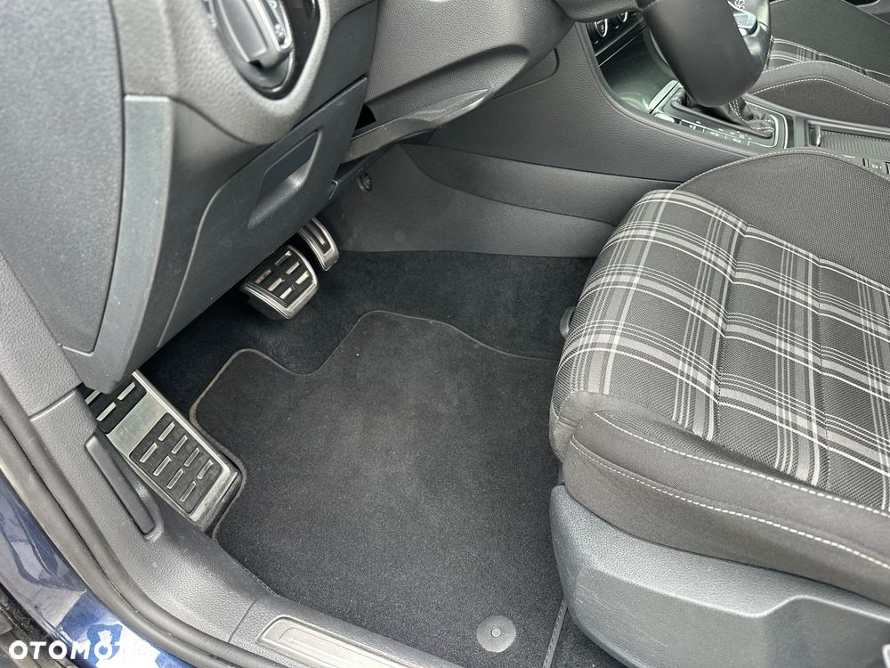 Volkswagen Golf - 28