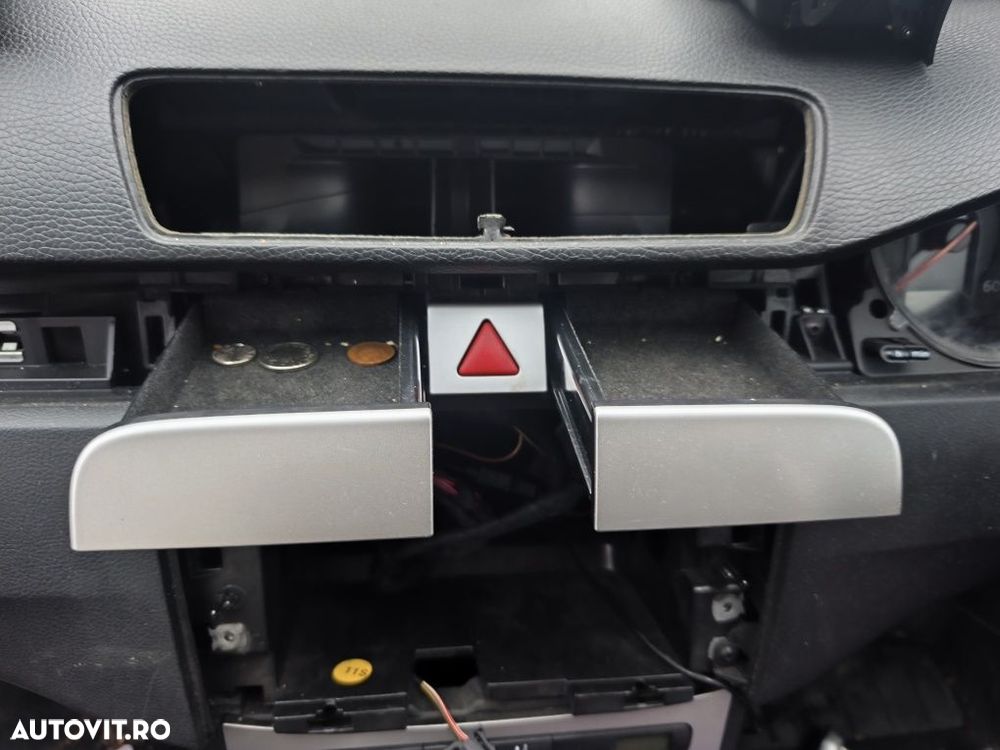 Sertărașe bord cu trimuri și buton avarii Volkswagen Passat B6 - 1