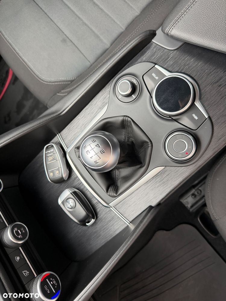 Alfa Romeo Giulia 2.2 - 15