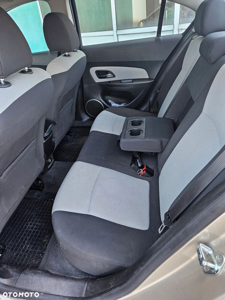 Chevrolet Cruze 1.6 LS - 3