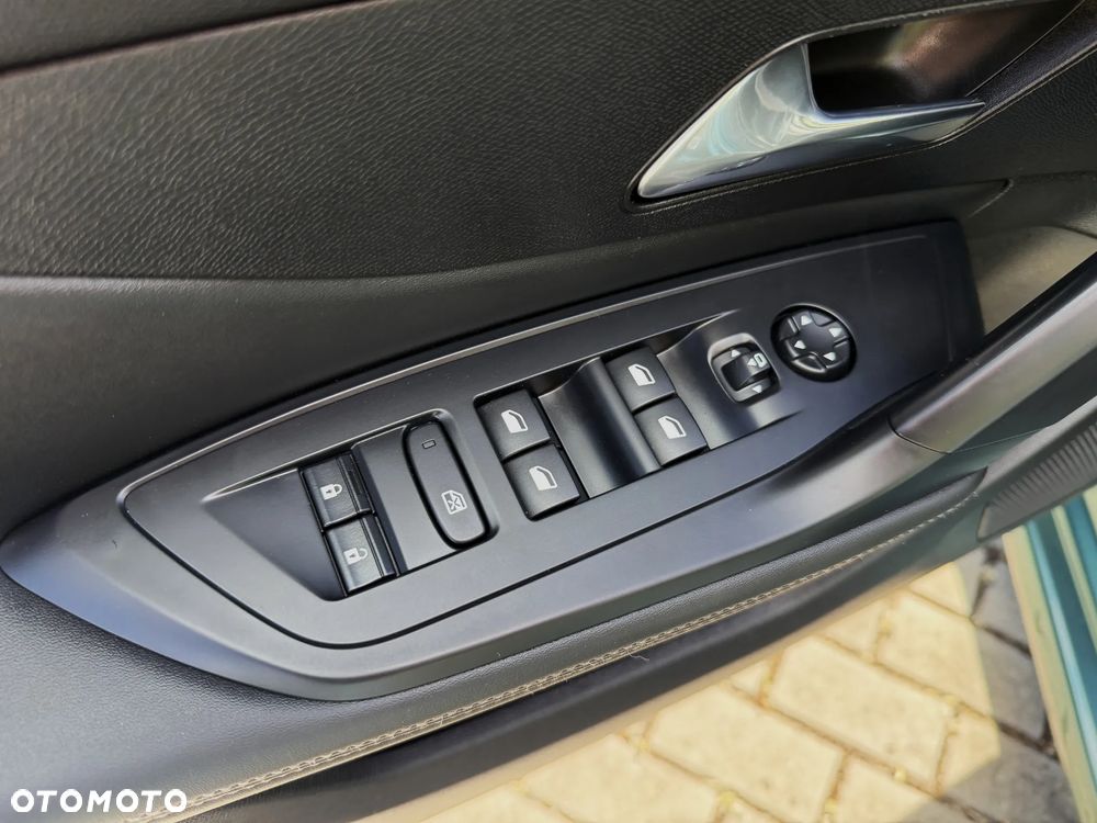 Peugeot 308 1.2 PureTech GPF Allure Pack S&S EAT8 - 32