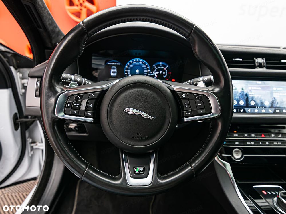 Jaguar XF 2.0 i4D AWD R-Sport - 15