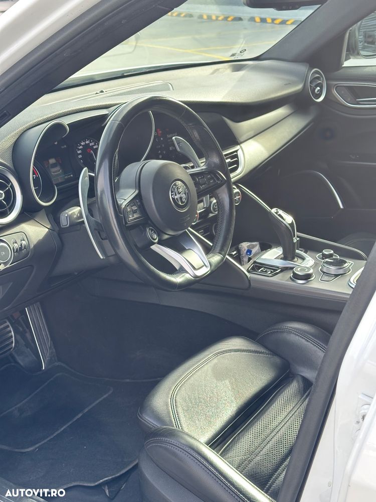 Alfa Romeo Giulia 2.0 Turbo AWD AT8 Veloce - 11