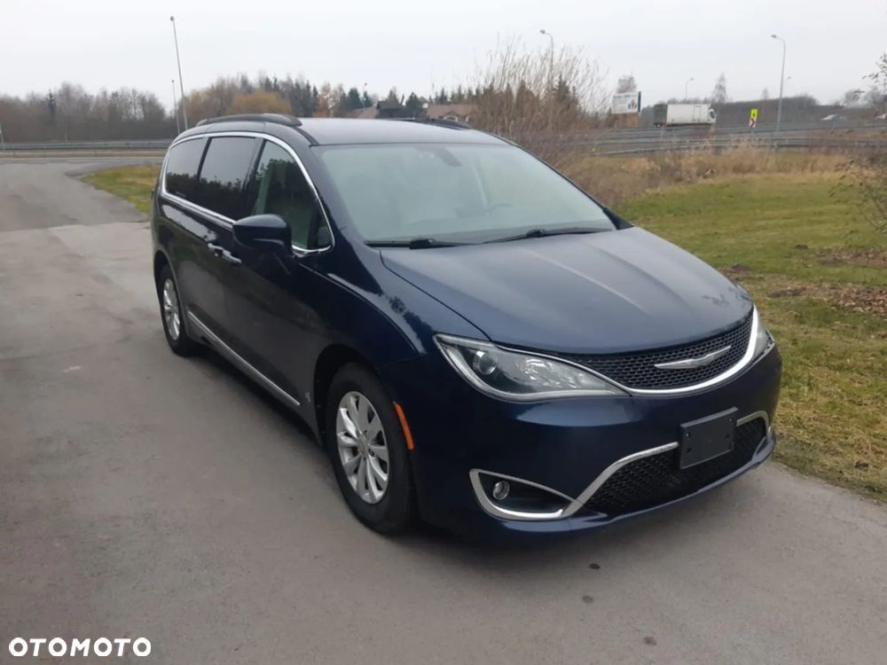 Chrysler Pacifica - 1