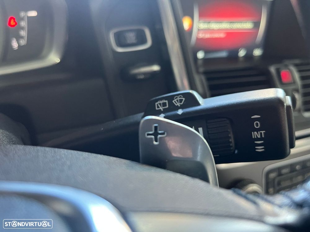 Volvo XC 60 2.0 D4 R-Design Geartronic - 25