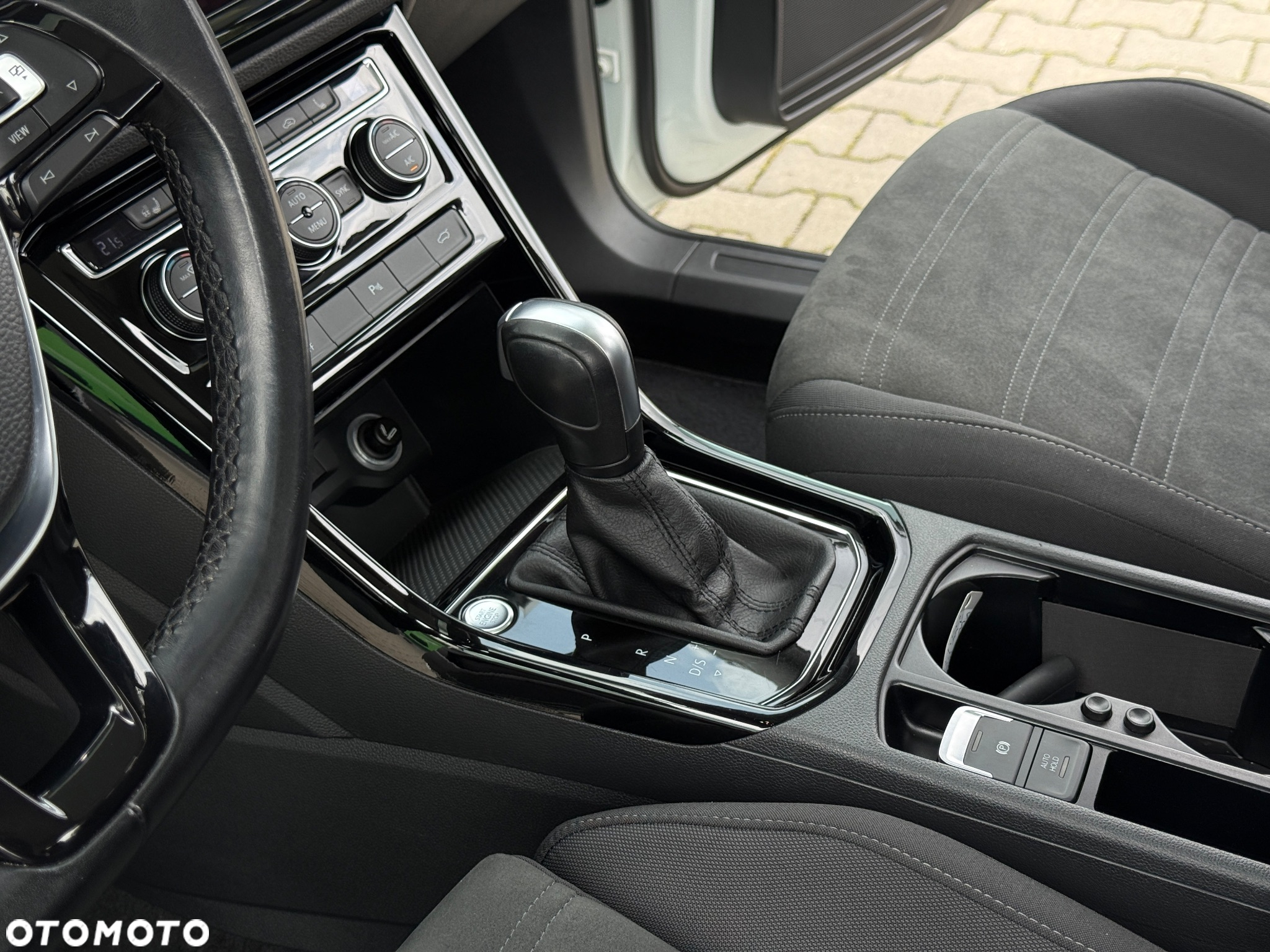Volkswagen Touran 2.0 TDI BMT Comfortline DSG - 28