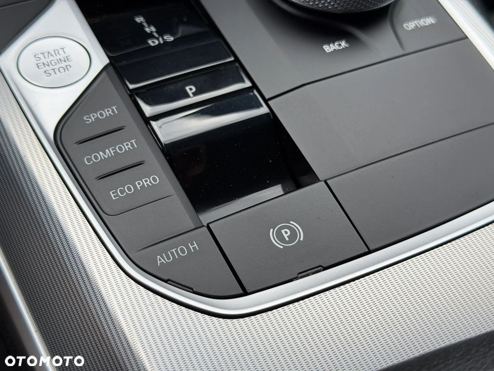 BMW Seria 3 318d mHEV - 23