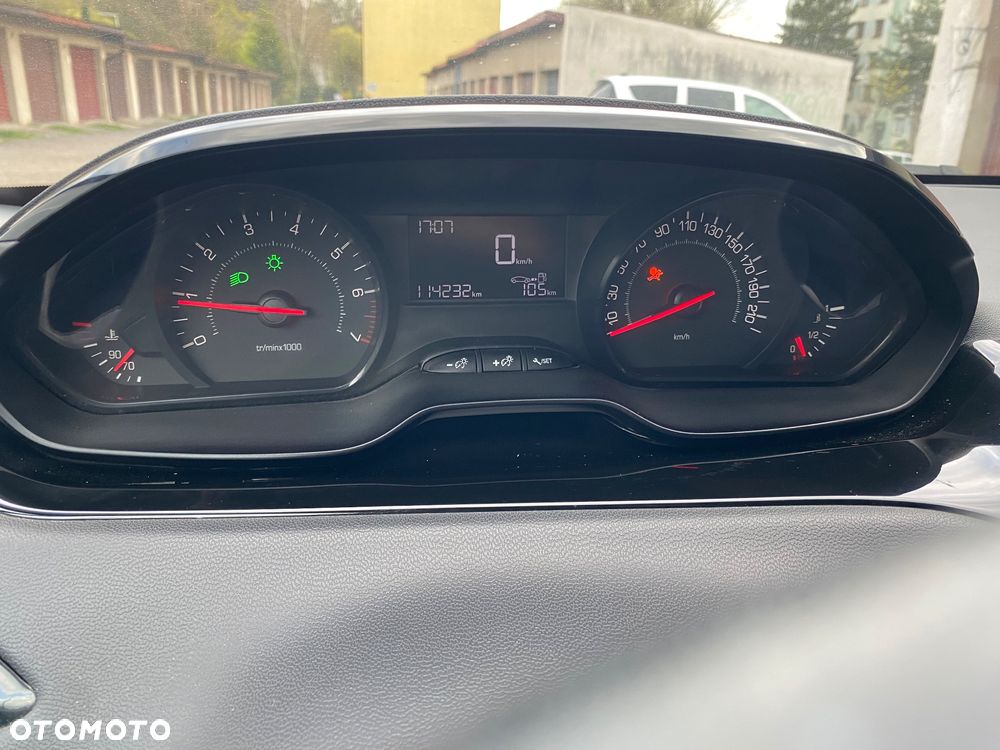 Peugeot 208 - 8