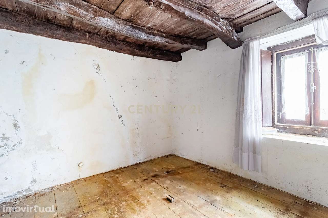 Moradia em ruína, dentro das muralhas em Óbidos - Grande imagem: 3/17