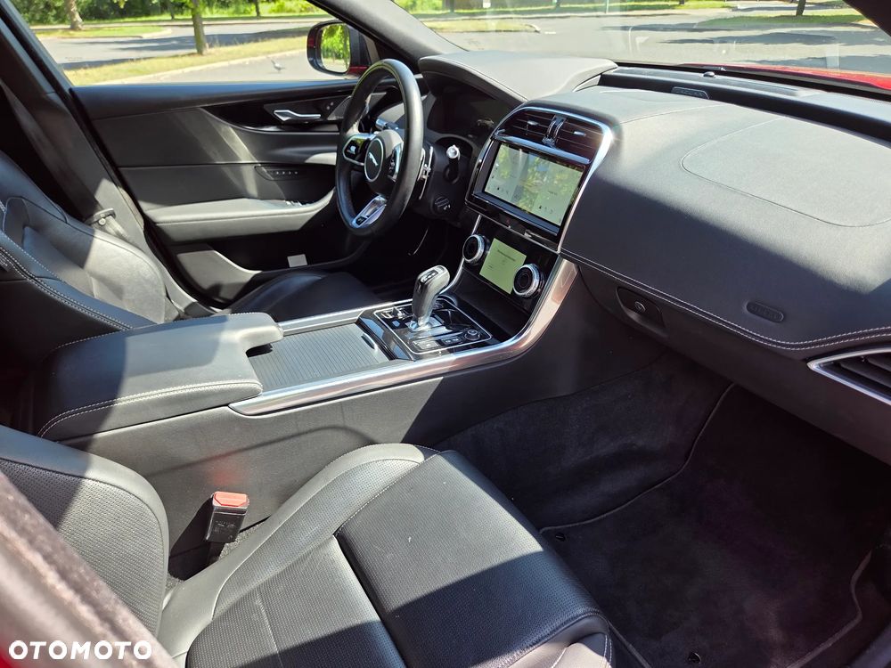 Jaguar XE 2.0 P250 R-Dynamic Black - 20