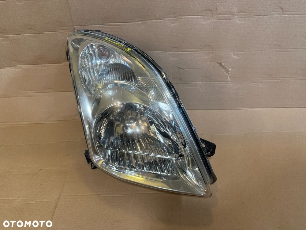 Lampa prawa Suzuki Swift IV Mk6 2004-10 prawy przód