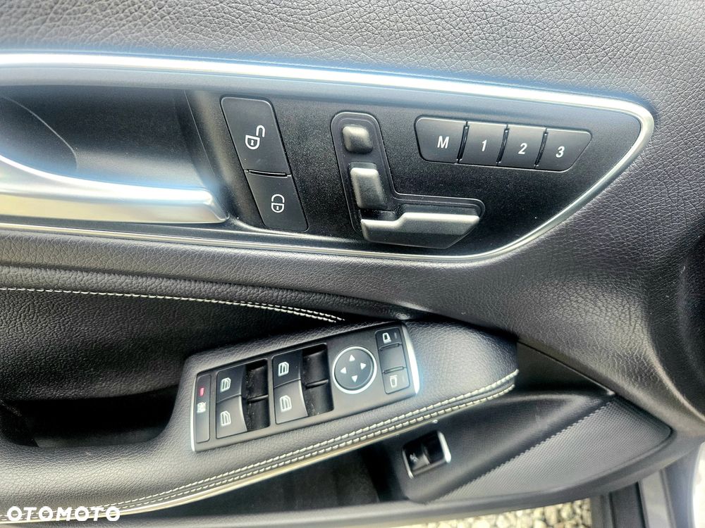 Mercedes-Benz GLA - 32