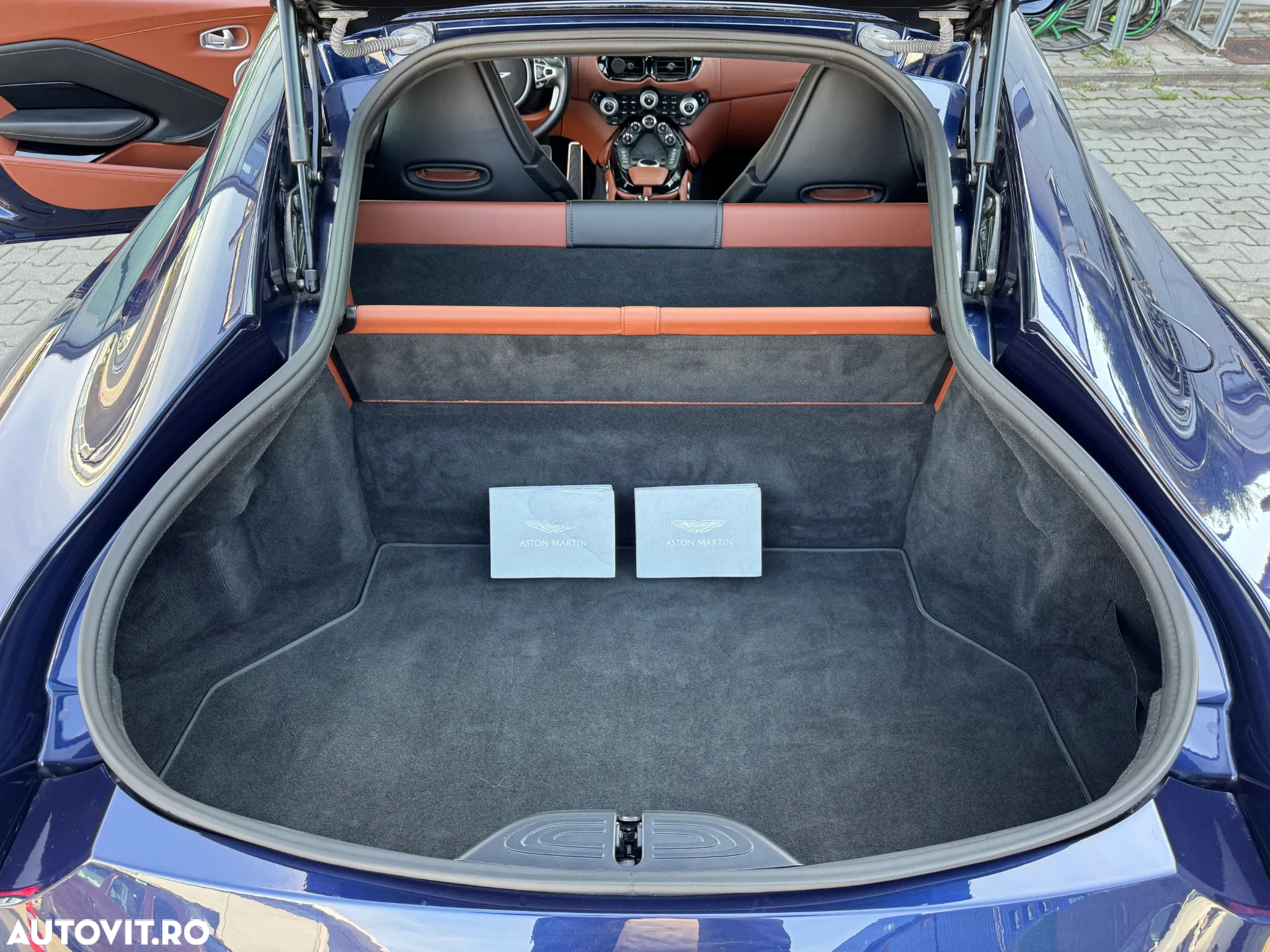Aston Martin V8 Vantage - 29