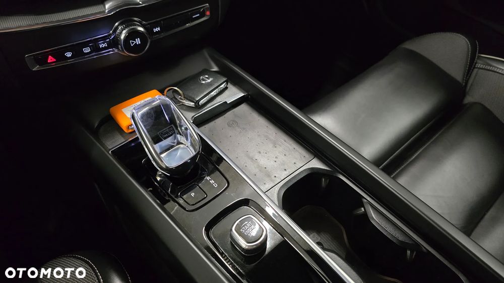 Volvo XC 60 B4 D Plus Dark - 35