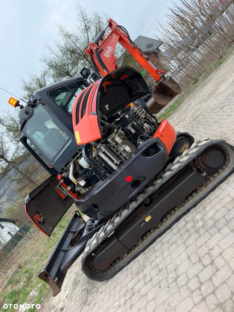 Kubota U55-4. koparka 5,5 tony. 2016 rok. 2300 mtg! KLIMATYZACJA. Długie ramie plus! 3sekcje Hydrauliczne. zamki na tłokach. Koparka Jak nówka sztuka. Zadbana zero zużycia. Z gospodarstwa Norweskiego. Zmiana łyżek Hydrauliczna. LENHOFF. Ani deka luzów wycieków. Szybka wolna jazda. Gąski perfekt stan. OKAZJA TANIO. Aktualna Dekra. Po serwisach eksploatacyjnych. Mocny silnik Kubota 4 cylindry! Zamki na tłokach. Wielka Okazja - 15