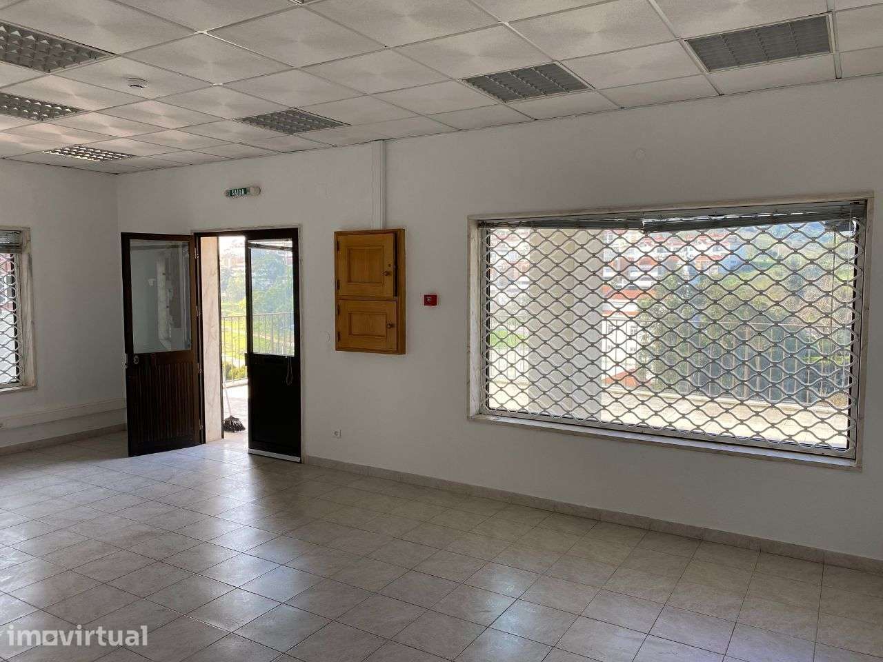 Loja ou Escritório para arredamento em Carnaxide. Vista Desafogada. - Grande imagem: 5/9