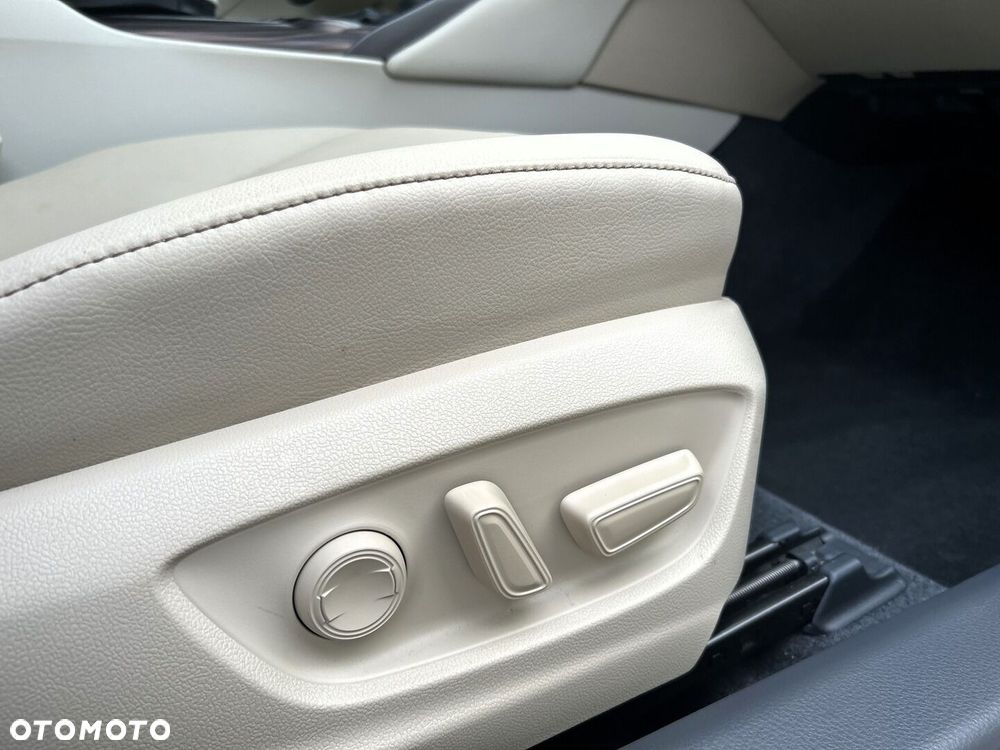 Toyota Camry 2.5 Hybrid Executive CVT - 29