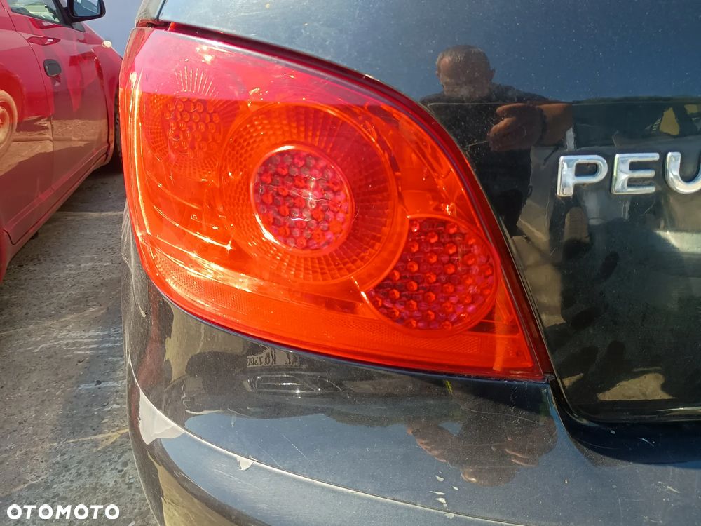 Lampa lewy tył Peugeot 307 lift. Europa. Części.