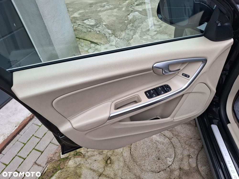 Volvo V60 D6 AWD Plug-in Hybrid R-Design Summum - 20