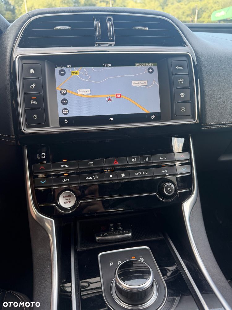 Jaguar XE 2.0 D AWD R-Sport - 14