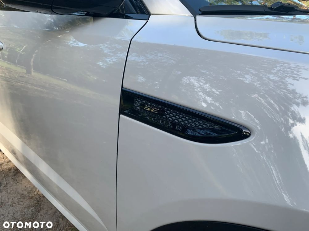 Jaguar E-Pace 2.0 i4P AWD R-Dynamic SE - 14