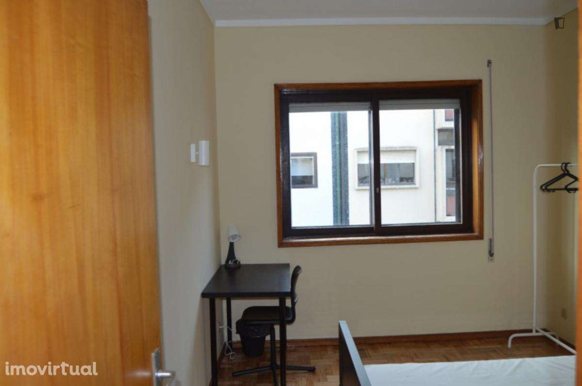 Quarto - localizado em Paranhos Porto - Grande imagem: 3/15