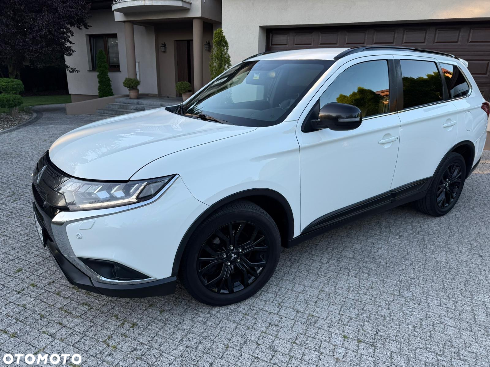 Mitsubishi Outlander 2.0 Instyle Navi 4WD CVT - 2
