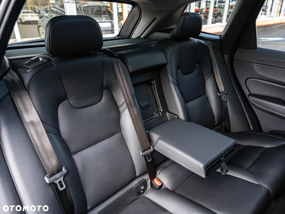 Volvo XC 60 B4 D Plus Dark - 26