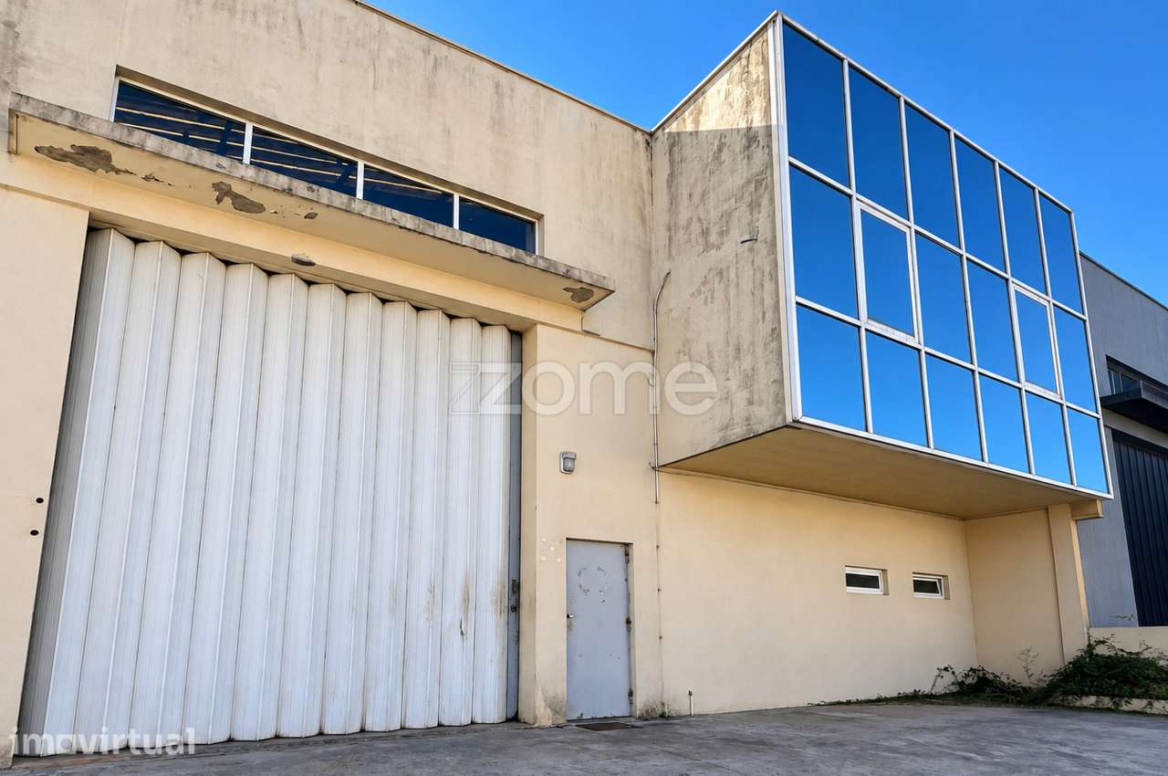 Armazém com escritórios e logradouro em Canelas - Grande imagem: 4/15
