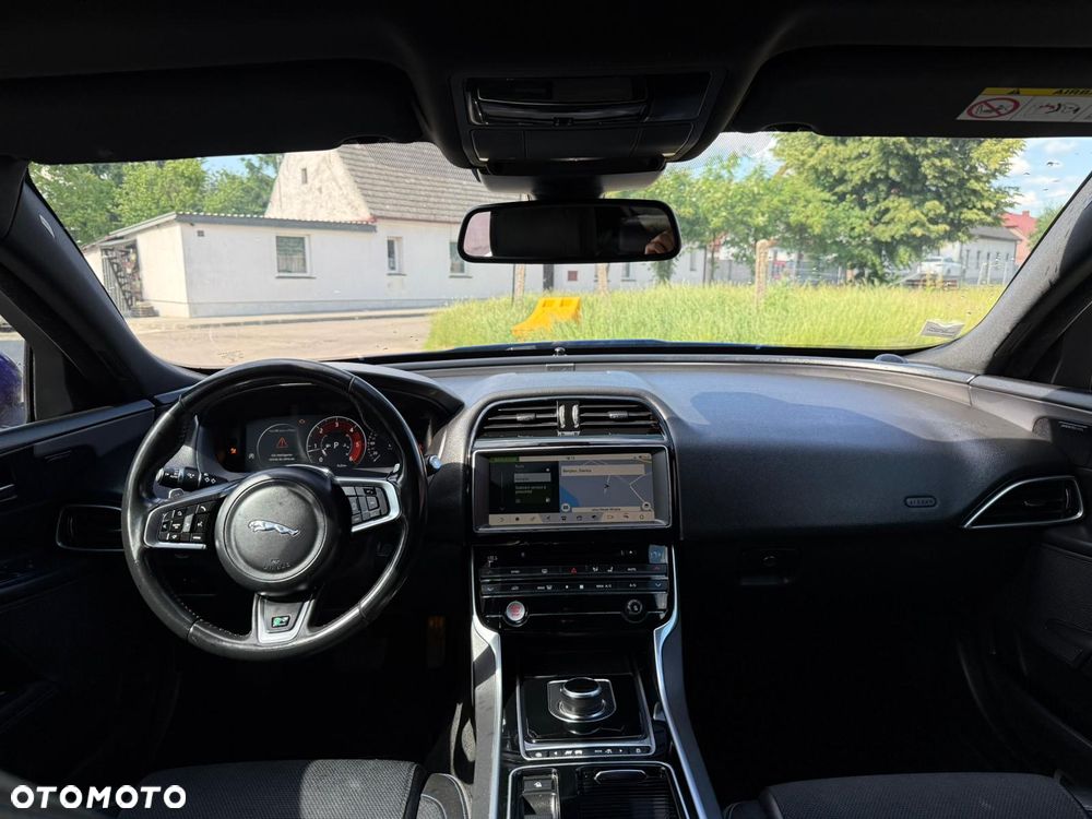 Jaguar XE 2.0 D AWD R-Sport - 25