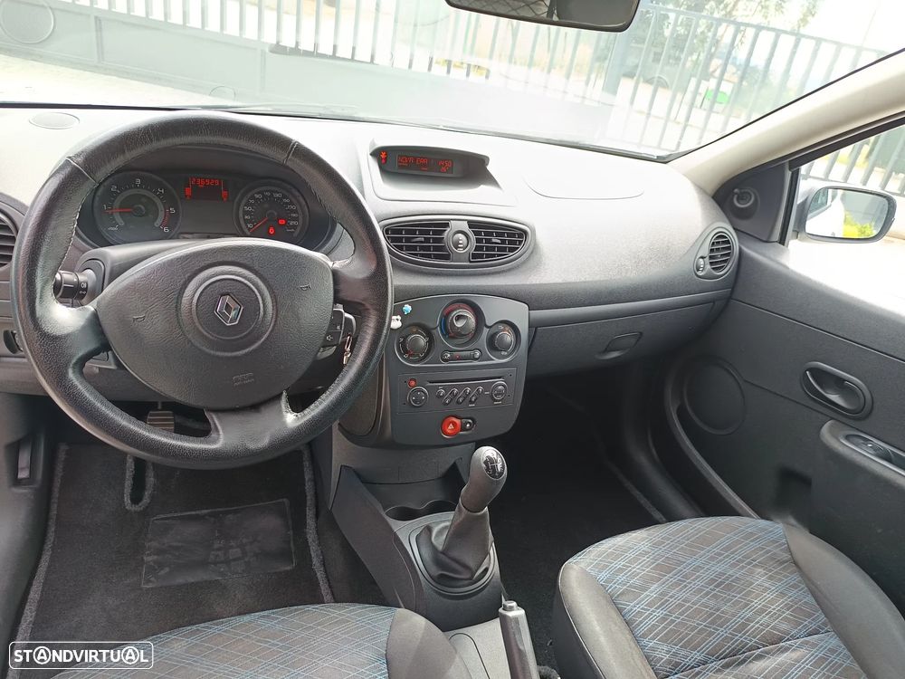 Renault CLIO (URE5021E7572) - 7