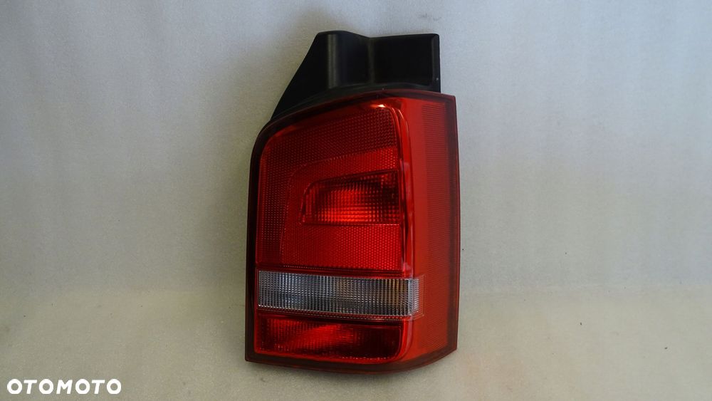 VW T5 7E5 MULTIVAN LIFT - lampa tylna lewa - 1