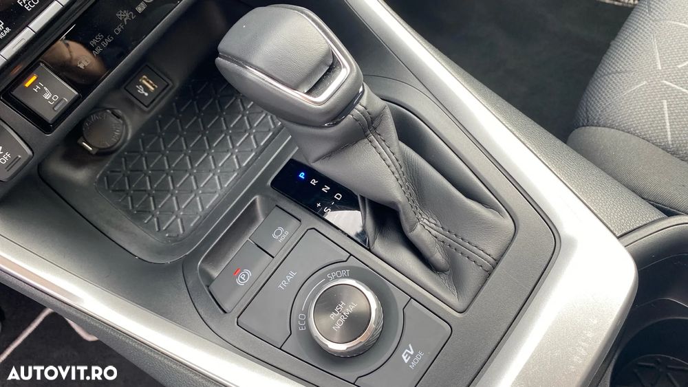TOYOTA RAV4 2025 — imagine 12