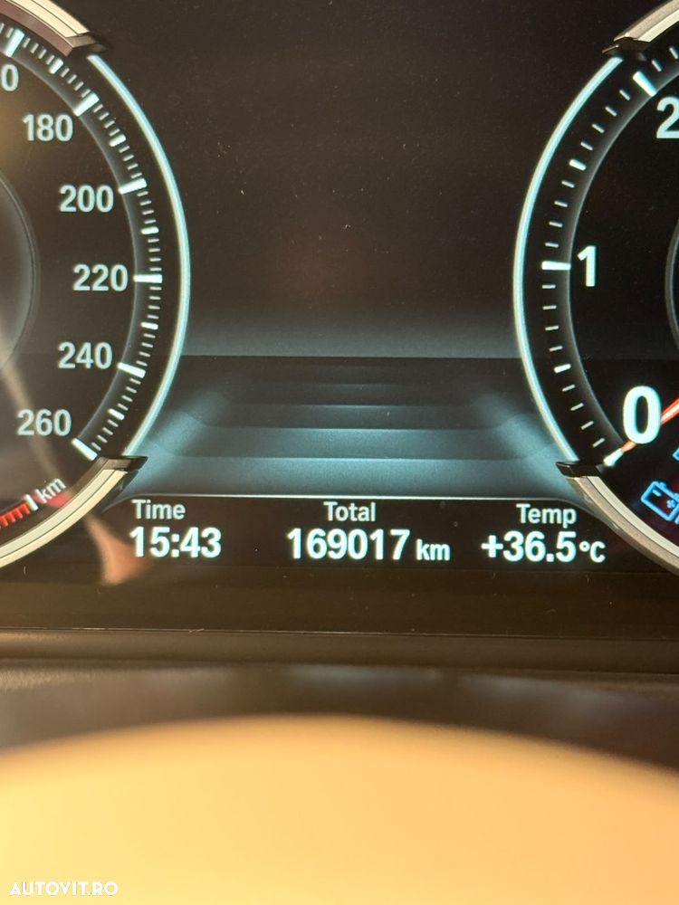 BMW Seria 5 525d xDrive AT - 33