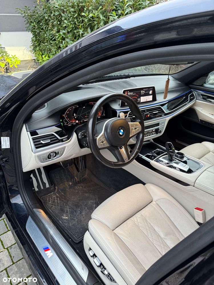BMW Seria 7 750i xDrive sport - 24