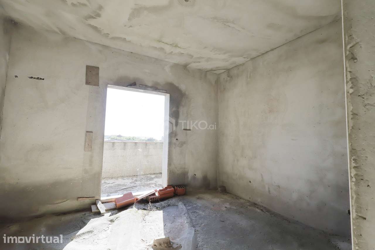 Moradia T2 com Obra Inacabada e Excelente Potencial no Montijo - Grande imagem: 4/19