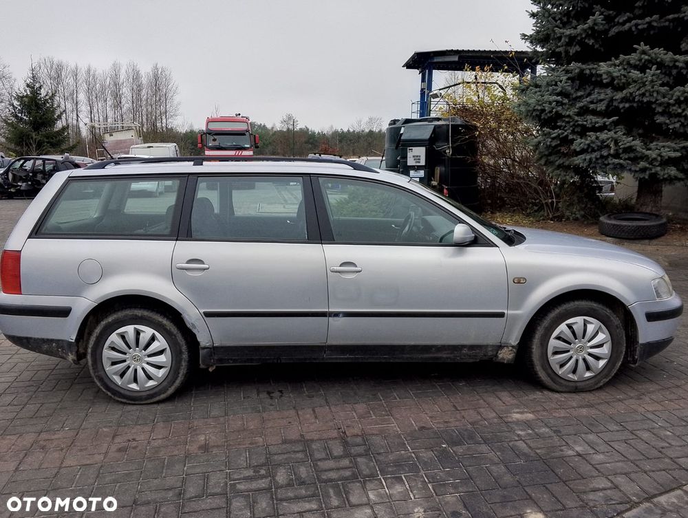 Volkswagen Passat B5 (97-00r.) 1.8 B 125KM. Silnik ADR/APT/ARG Skrzynia DHZ lakier NLB7Z.Cały na części. GWARANCJA !!!  Przód Tył Zestaw Komplet Drzwi Klapa Zderzak Błotnik Maska Grill Atrapa Szyba Pas Lampa Lusterko Boczki Fotel Kanapa Kokpit Deska Rozdzielcza Przełącznik Włącznik Sterownik Przewody Wiązka Instalacja Moduł Komputer Czujnik Listwa Pompa Alternator Wtryski Głowica Rozrusznik Kompresor Sprzęgło Dwumas Silnik Skrzynia ABS Klimatyzacji Paliwa Wspomagania Kolektor Turbina Przepustnica Zawór Chłodnica Koło Hak Belka Sanki Zawieszenie Mcpherson Półoś Amortyzator Wydech Tłumik Zacisk Most - 6
