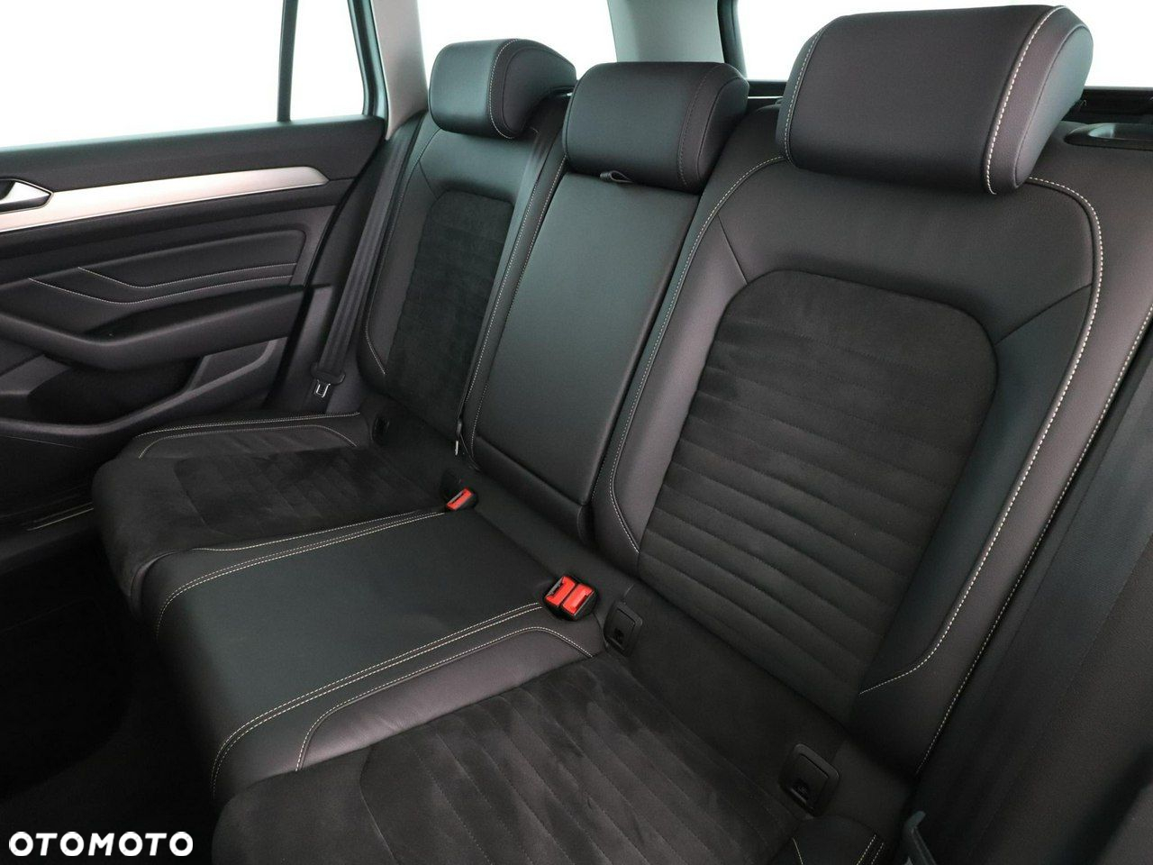 Volkswagen Passat Variant 2.0 TDI SCR 4Motion DSG Elegance - 17