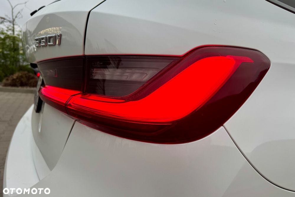 BMW Seria 3 330i Sport Line - 36