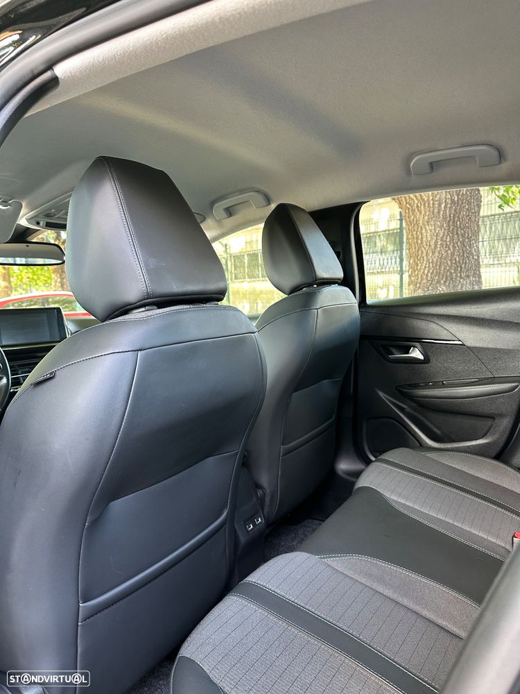 Peugeot e-208 Allure - 18