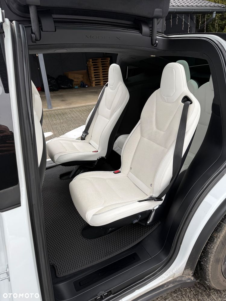 Tesla Model X - 9