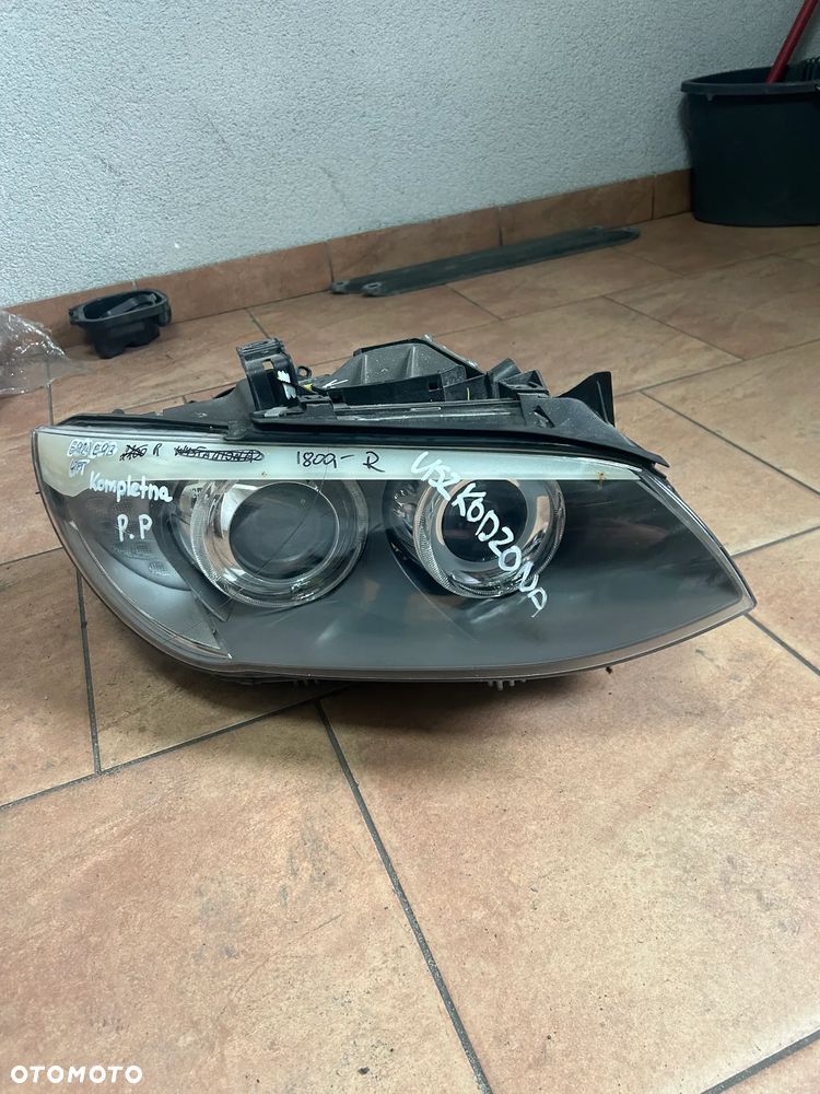 LAMPA BMW E92 E93 PRAWY PRZÓD KOMPLETNA LIFT 7239928 USZKODZONA - 2