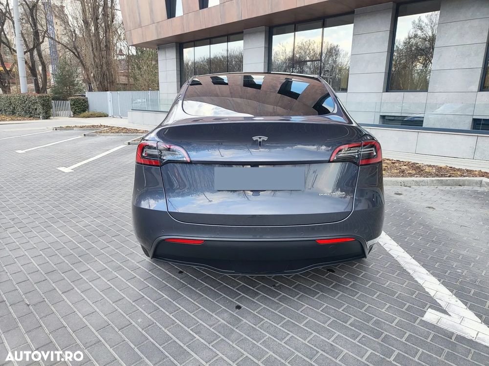 Tesla Model Y - 10